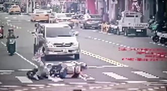 骑士未礼让自摔「犁田」再撞行人　双双挂彩送医