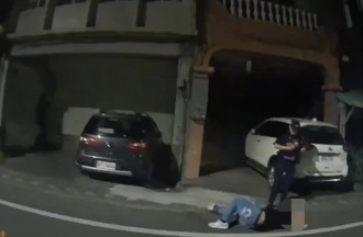 醉漢路倒引警關心　通緝友暖問「要不要叫警備車」當場栽了！