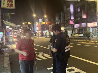 視障男失去方向駐足馬路中央　中壢警暖心送回