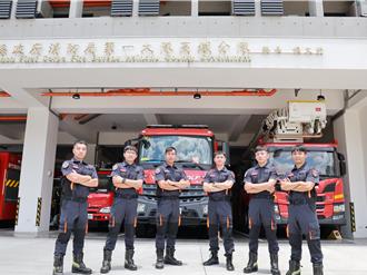 竹縣消防猛男試穿新制服 專業度、帥氣再升級