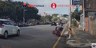 新竹電輔車嬤自摔怪駕駛逼車　網怒：根本移動神主牌！