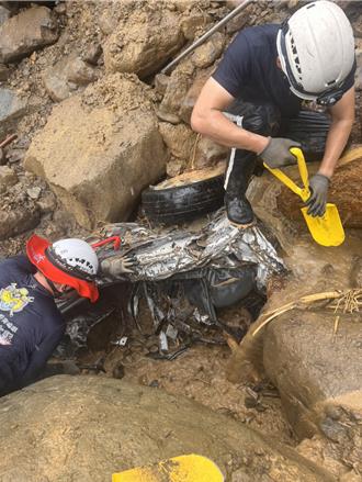 南橫一家五口墜谷！挖出車體「無人影」　雨勢攪局提早收隊