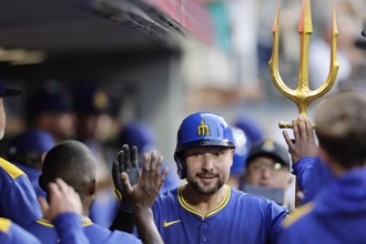 MLB》罗雷猛敲42轰破纪录！成「左右开弓捕手」第1人