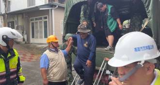高屏連日豪雨成災  八軍團官兵挺進山區  協助預防性撤離及維生物資搬運