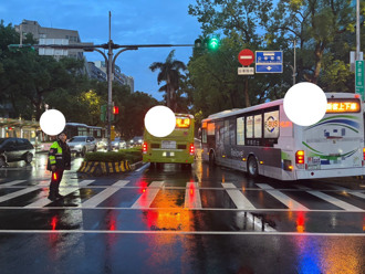 公車右轉「卡安全島」！駕駛誤判間距 新生南路口塞2小時