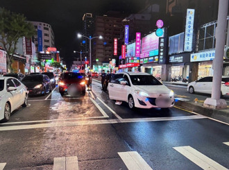 左營銀色轎車追撞2車後闖紅燈肇逃！　警鎖定車主追查