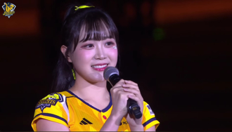 影》邊荷律壓軸突唱中文歌！一開口球迷嚇壞了：是誰要引退？