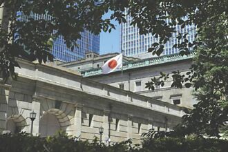 日銀利率不動 調高通膨預期