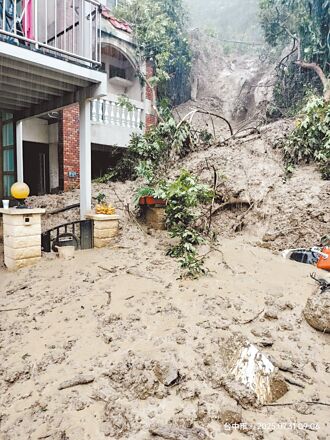 雨好可怕 彰化6车被冲入水沟