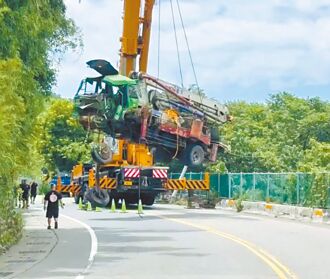 八里 混凝土車撞車後翻落 2死1傷