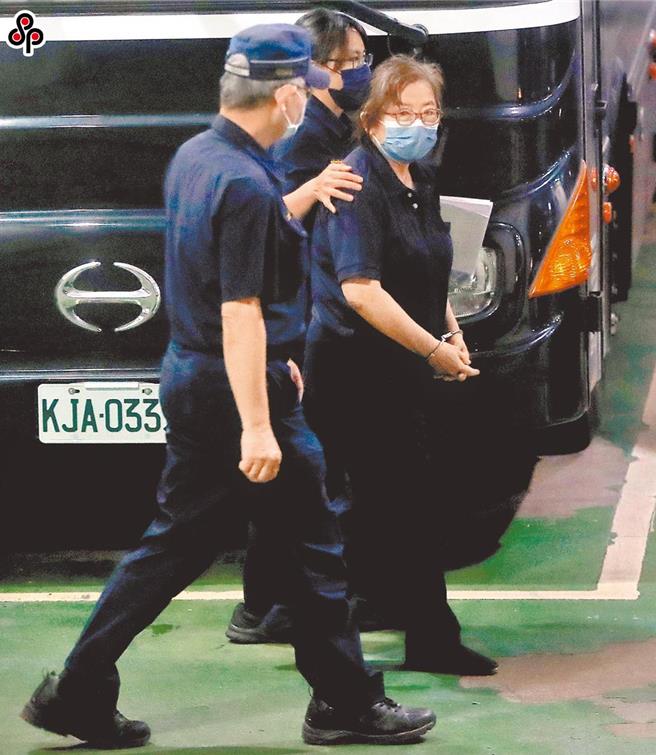台北地檢署起訴國民黨台北市黨部主委黃呂錦茹後，看守所押解黃呂錦茹（中）移審台北地方法院。（中時資料照片，陳君瑋攝）