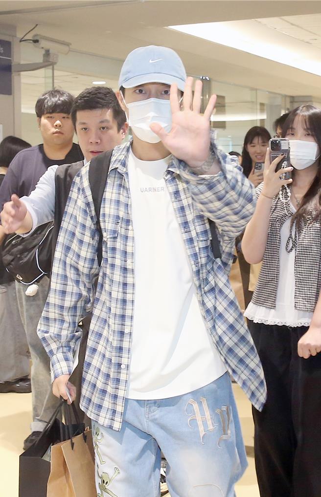 斗俊稍早抵台親切對著鏡頭揮手。（范揚光攝）