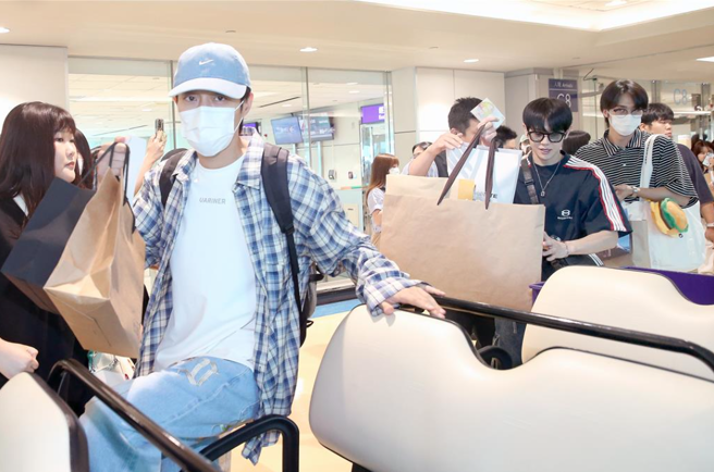 韓國男團HIGHLIGHT1日搭機抵台。（范揚光攝）