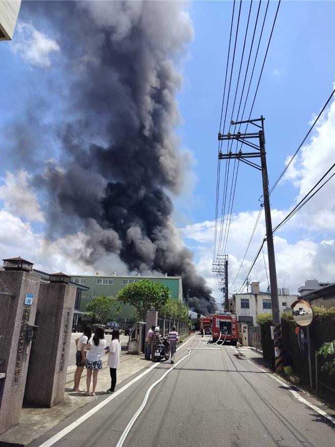 桃园市平镇区兴隆路上1处资源回收场1日12时许，因不明原因起火，大量浓烟、火光窜出，现场物品已全面燃烧，大量消防人员涌入幸无人受伤、受困，消防人员目前持续抢救中。（翻摄照片）
