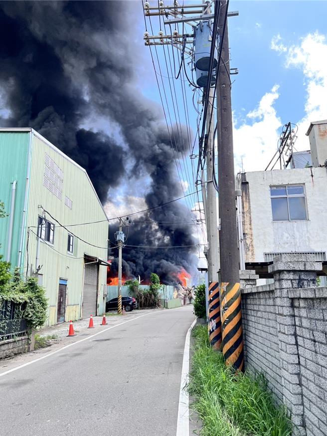 桃园市平镇区兴隆路上1处资源回收场1日12时许，因不明原因起火，大量浓烟、火光窜出，现场物品已全面燃烧，大量消防人员涌入幸无人受伤、受困，消防人员目前持续抢救中。（翻摄照片）