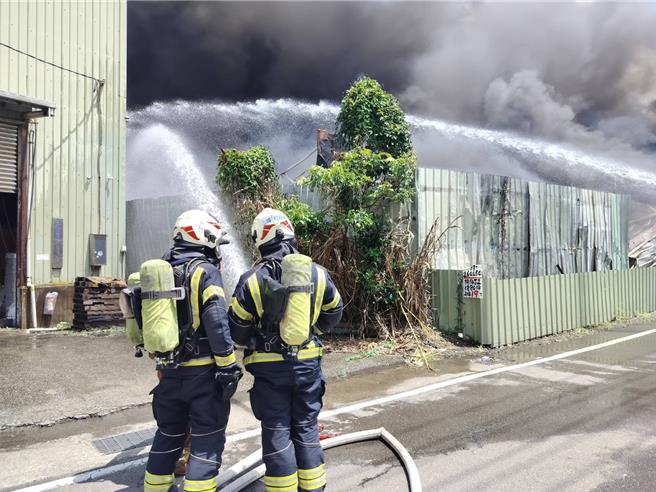 桃园市平镇区兴隆路上1处资源回收场1日12时许，因不明原因起火，大量浓烟、火光窜出，现场物品已全面燃烧，大量消防人员涌入幸无人受伤、受困，消防人员目前持续抢救中。（翻摄照片）