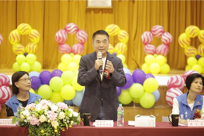苗栗县长锺东锦（中）致词指出，教育是百年大计，校长是学校的灵魂人物，不仅负责学校行政运作，更肩负学生品格养成与校园文化塑造的重要任务。（吕丽甄摄）