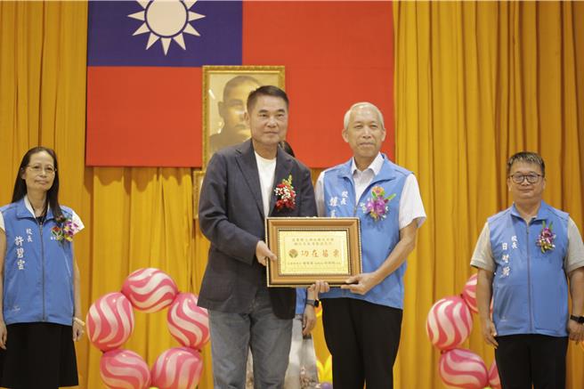 苗栗县长锺东锦（右二）赠纪念品与退休纪念奖牌，向7位退休校长表达感谢与敬意，包括通霄国中罗士侃、头份国中锺万煜、头屋国中吴忠道、斗焕国小许碧云、豊林国小曾庆寧、文峰国小徐淑惠、南庄国小日智衡。（吕丽甄摄）