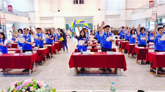 苗栗县114学年度县立高中及国中小学校长连任暨新卸任校长宣誓布达典礼中，共有31位校长完成交接，其中8位续任原校、23位新任接掌新职，并于典礼中宣读校长誓词。（吕丽甄摄）