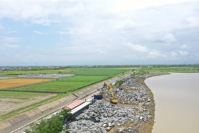 环境部限期光电业者完成清理，但今天仍发现有业者把受损太阳能板及浮具堆置于滞洪池边坡，其贮存地点未保持整洁，且未有防止污染渗漏设备或措施。（环境部提供／林良齐台北传真）