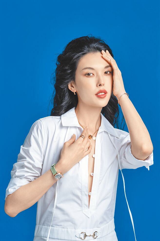 王思伟近年工作重心移往欧美，勇闯国际时尚界，此次回台拍摄本报专题，气场更盛。（摄影／石智中、妆髮／吕任犀、珠宝／CHOPARD、服装／GUCCI）