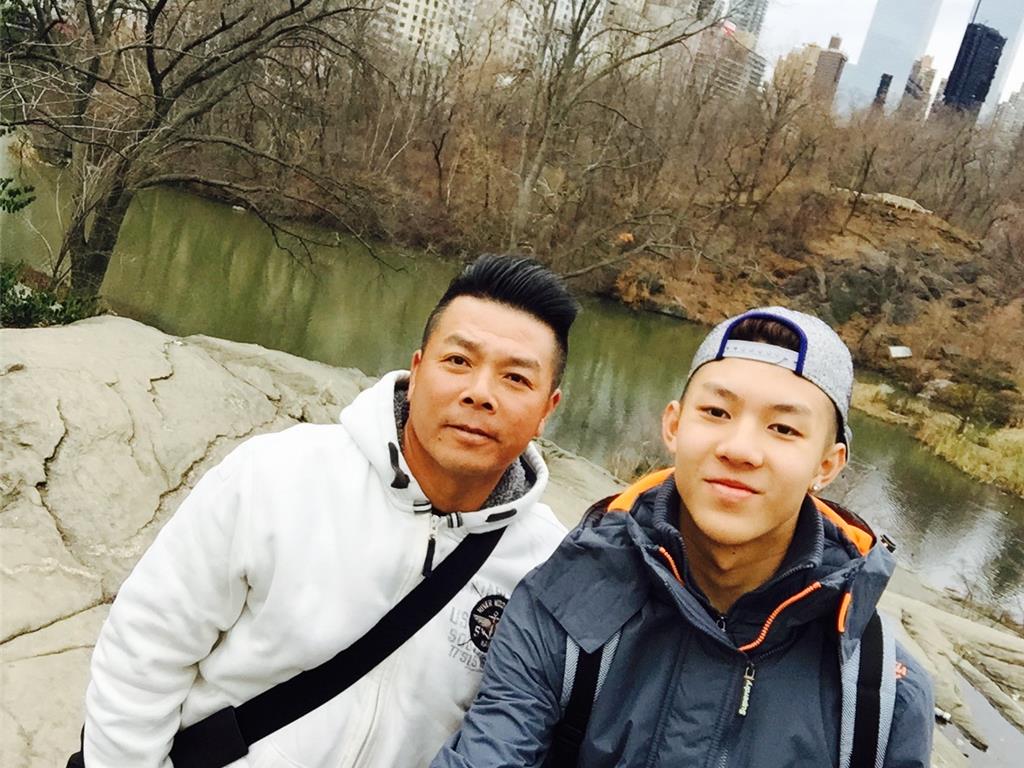 劉丞（右）成長過程孤單，坦言一度不諒解父親，長大才和解。（艾迪昇提供）