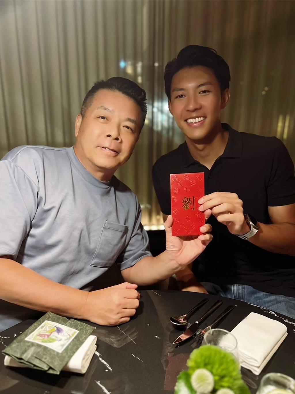 劉丞（右）長大後理解父親沉默背後是責任與愛。（艾迪昇提供）