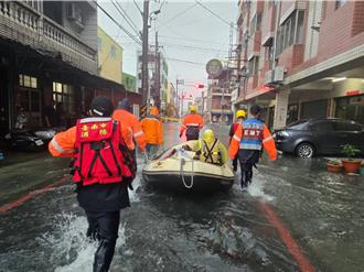 台南安定區男子需洗腎 淹水受困！消防出動船艇救援送醫