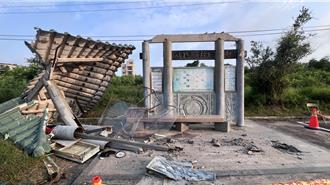 金門大貨車暗夜撞毀公車亭肇逃 柱子全毀屋頂掀落慘況曝