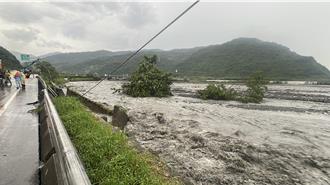 南迴公路北上车道坍塌封闭 大溪明隧道前路基遭溪水掏空 