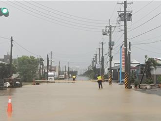 影》嘉義東石2小時雨量百毫米 台17線黃泥流淹至半輪高