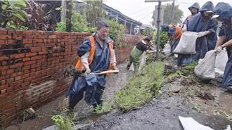 何博文率黨工職救災冒雨挖水溝   林俊憲喊「天佑台南」