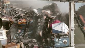 小貨車停路邊突起火燃燒 疑因車上的電子用品釀災