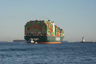 影》台灣長榮50個貨櫃掉海裡！秘魯關閉港口畫面曝