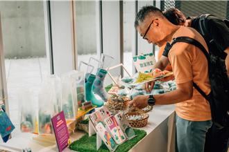 We TAIWAN关西世博登场 吉祥物a-We初登大阪引爆抢购潮