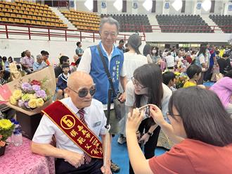 8旬全盲父不向命運低頭 嘉義林政義「用一生詮釋模範父親」