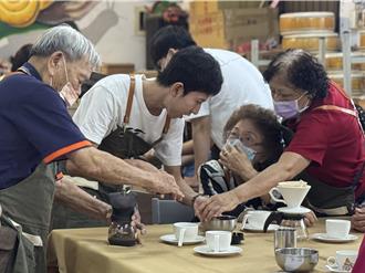 亞大護理系攜手六股社區推「不老咖啡館」 長輩樂當高年級實習生
