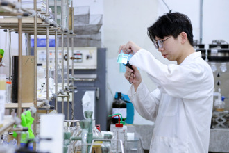 靜宜學子奪國科會研究創作獎　首創DPQ分子架構獲國際肯定