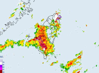 大雷雨轟雙北 鄭明典曬雨瀑照：像開水龍頭