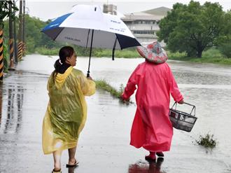 台南永康乌竹里淹成水乡 里长不畏风雨 奔走送物资
