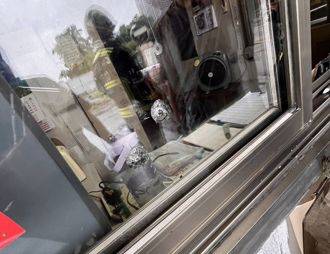 台中拖吊場驚傳槍擊！鋼珠彈擊碎警衛室　女保全手臂中彈