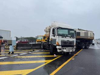 國1大村段聯結車「自撞分隔島」石塊噴飛 對向3車閃避不及連環撞