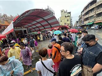 屏東潮州波麗士發金幣 千人冒雨奔福安宮排隊求保庇