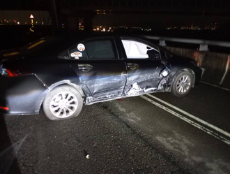 73歲婦逆向飆上社子大橋 無辜男駕駛遭衝撞車身凹陷