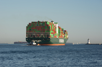 長月輪貨櫃掉落祕魯港口外海　長榮海運證實：受海嘯湧浪影響