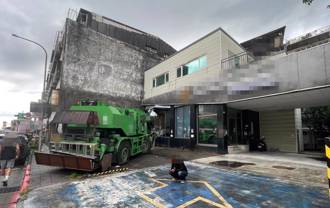 北市吊車煞車失靈暴衝 撞路燈、民宅驚險畫面曝光