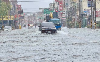 西南氣流挾帶豪雨襲擊高雄 明日全市停班課