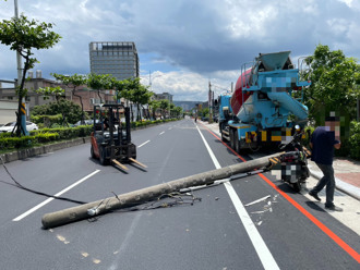 倒車不慎釀禍！預拌車撞斷電桿 騎士閃避不及撞上濺血