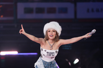 直擊》濱崎步演唱會3度感動落淚！安可後破天荒再上台清唱「我不敢相信」