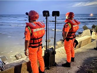 快訊》竹圍漁港戲水  2高中生遭浪捲走  漏夜搜救中